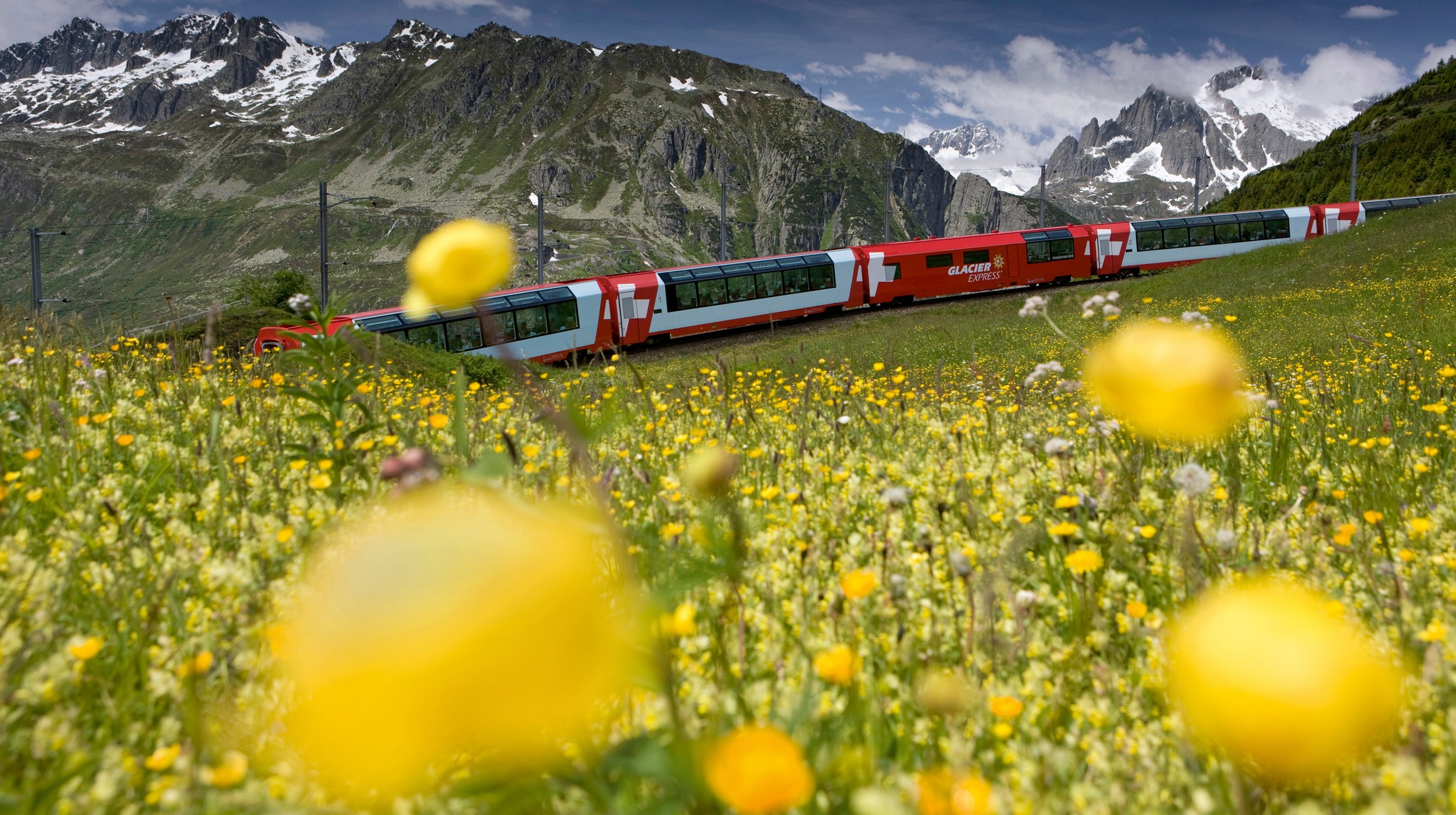 De legendarische Glacier Express tussen St. Moritz en Zermatt 