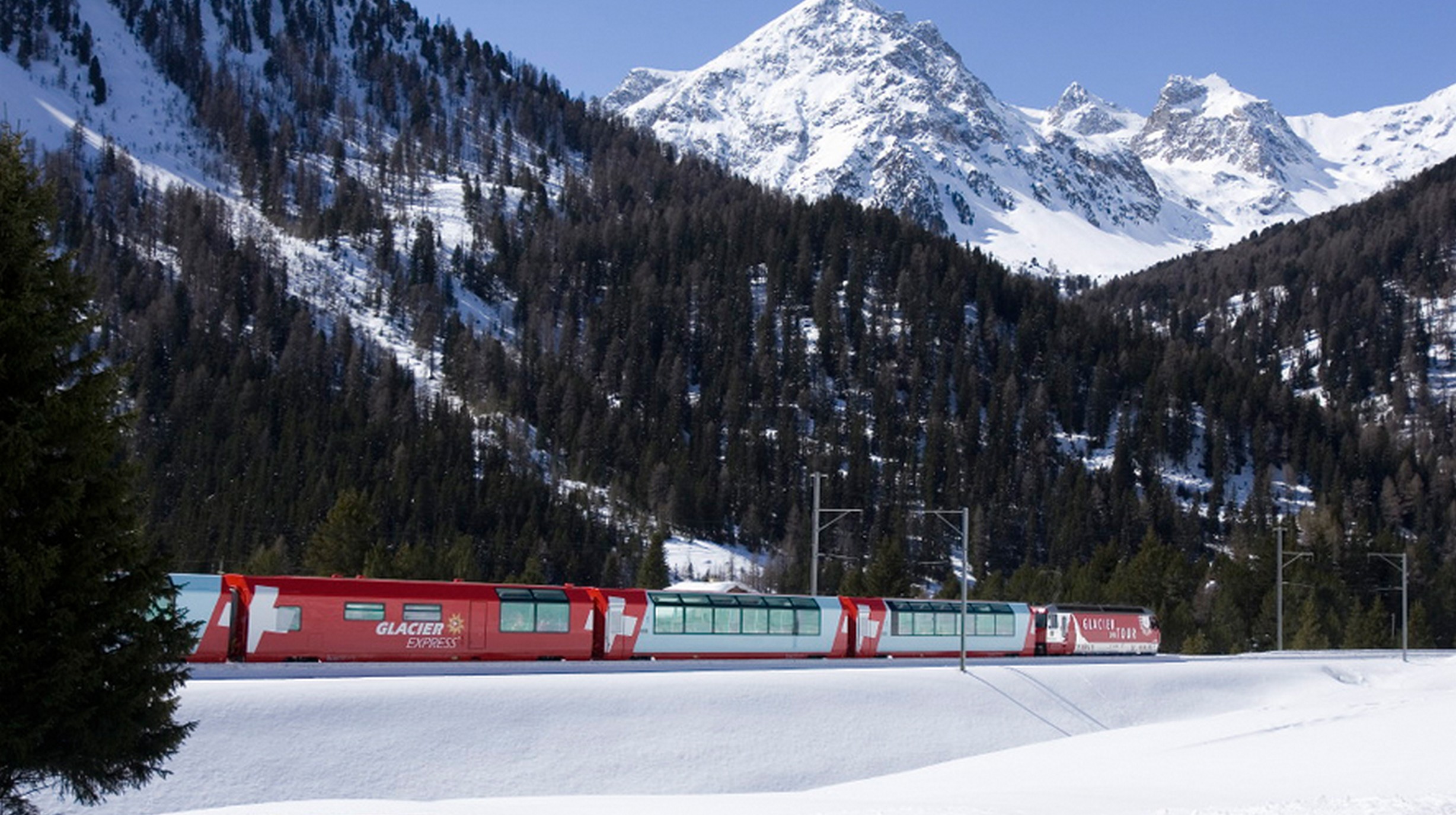 Glacier Express auf der Albulalinie im Winter