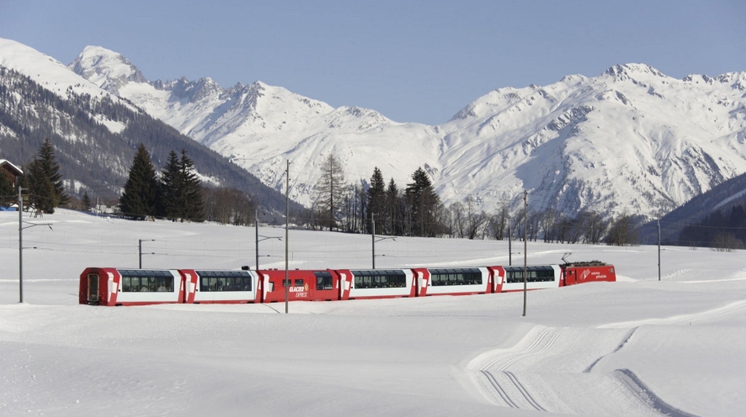 Glacier Express neben der Langlaufloipe Goms
