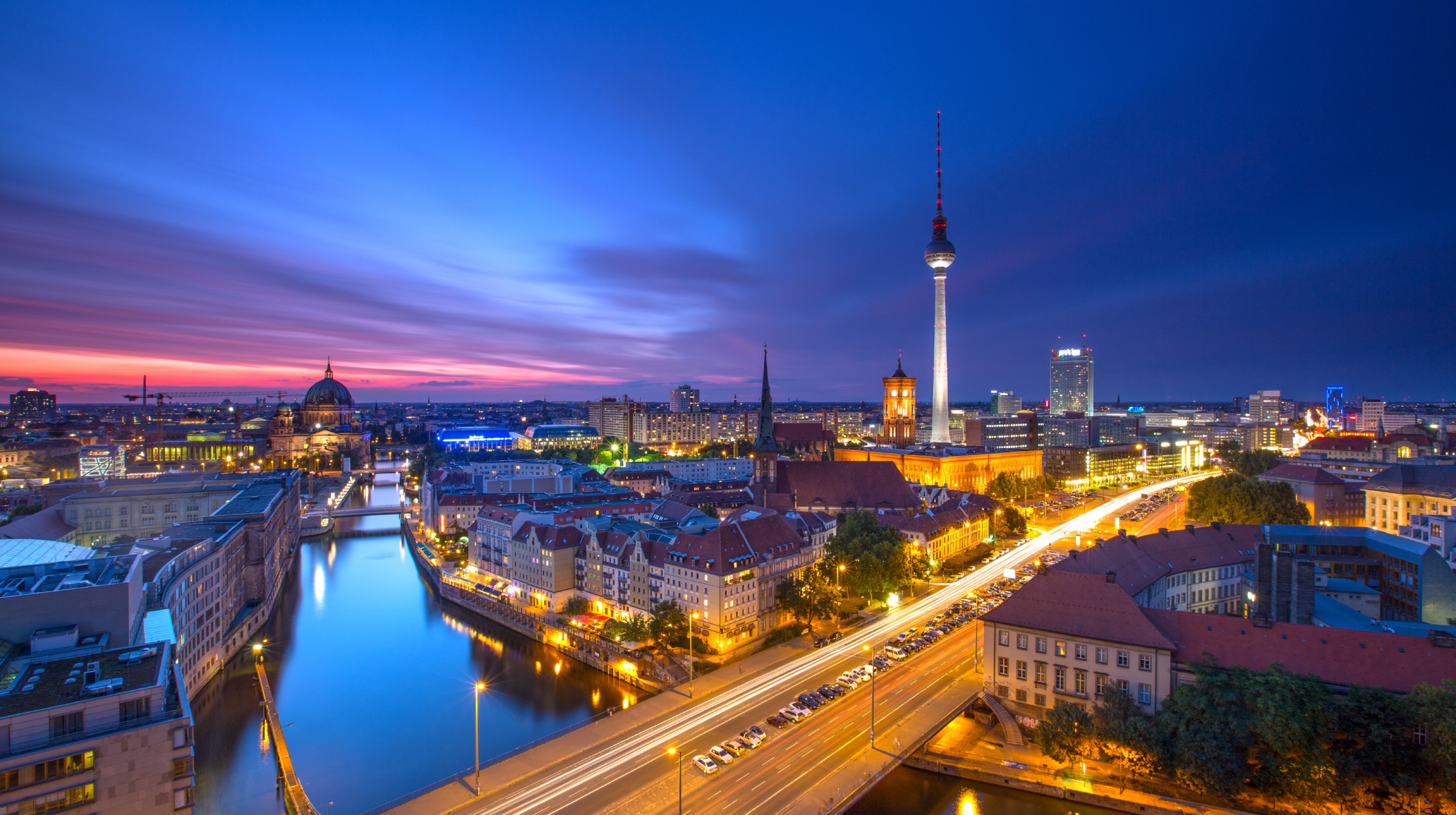 Berlijn - Panorama by night - shutterstock_178252835