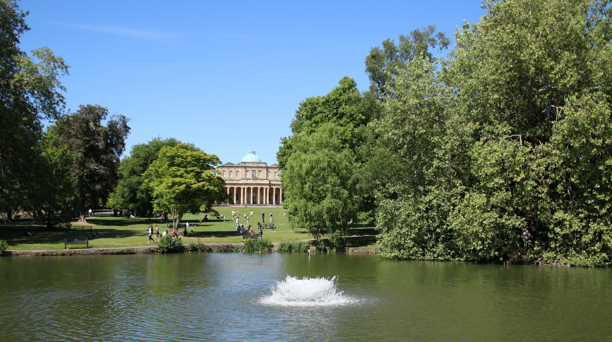 Pittville Pumprooms en Neptune fontein Cheltenham shutterstock_2110414910
