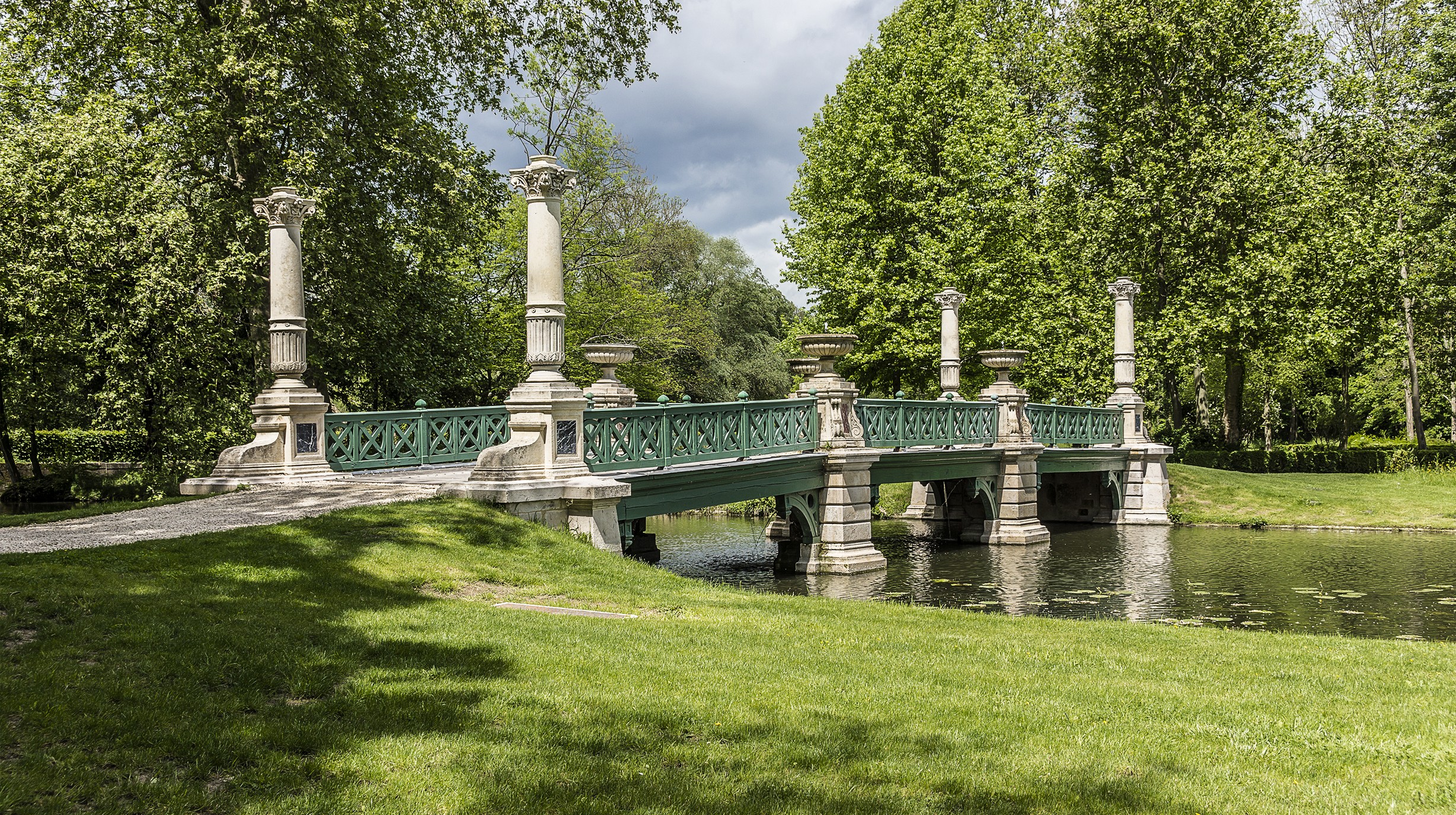 Parijs, Chateau of Chantilly English Garden shutterstock_218251996