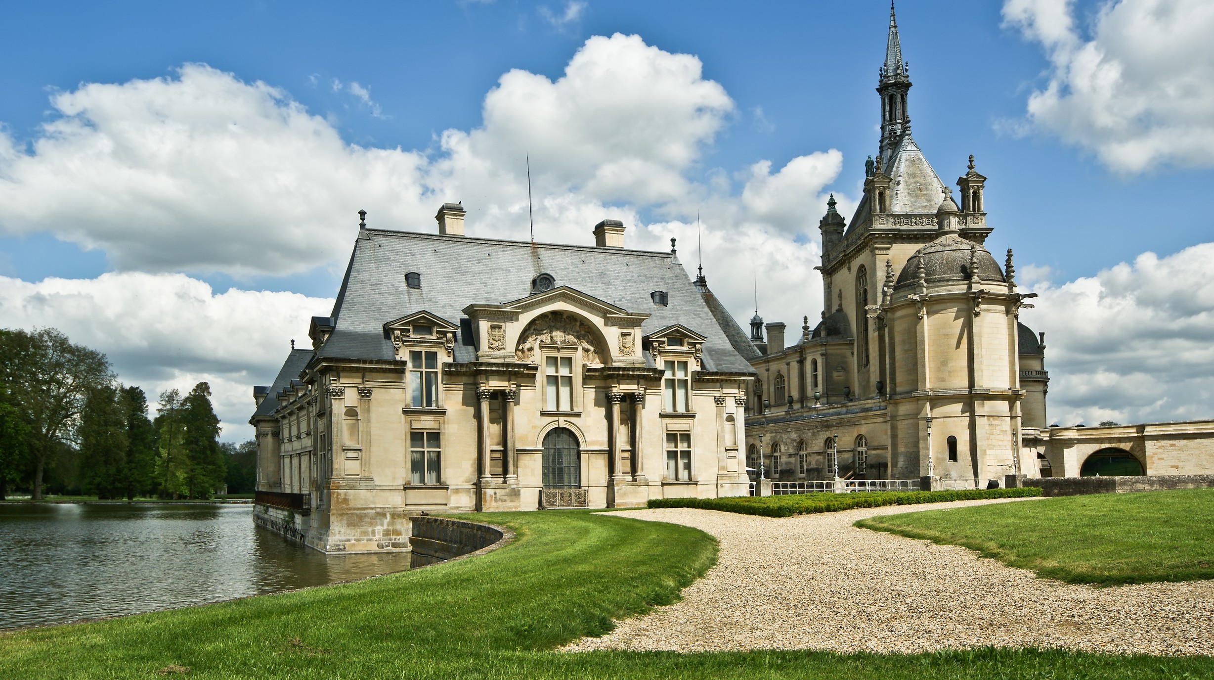Parijs, Chateau of Chantilly shutterstock_120799582