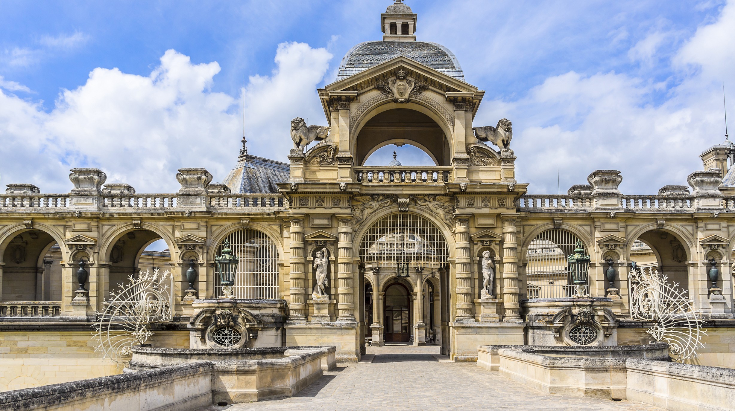 Parijs, Chateau of Chantilly shutterstock_222441460
