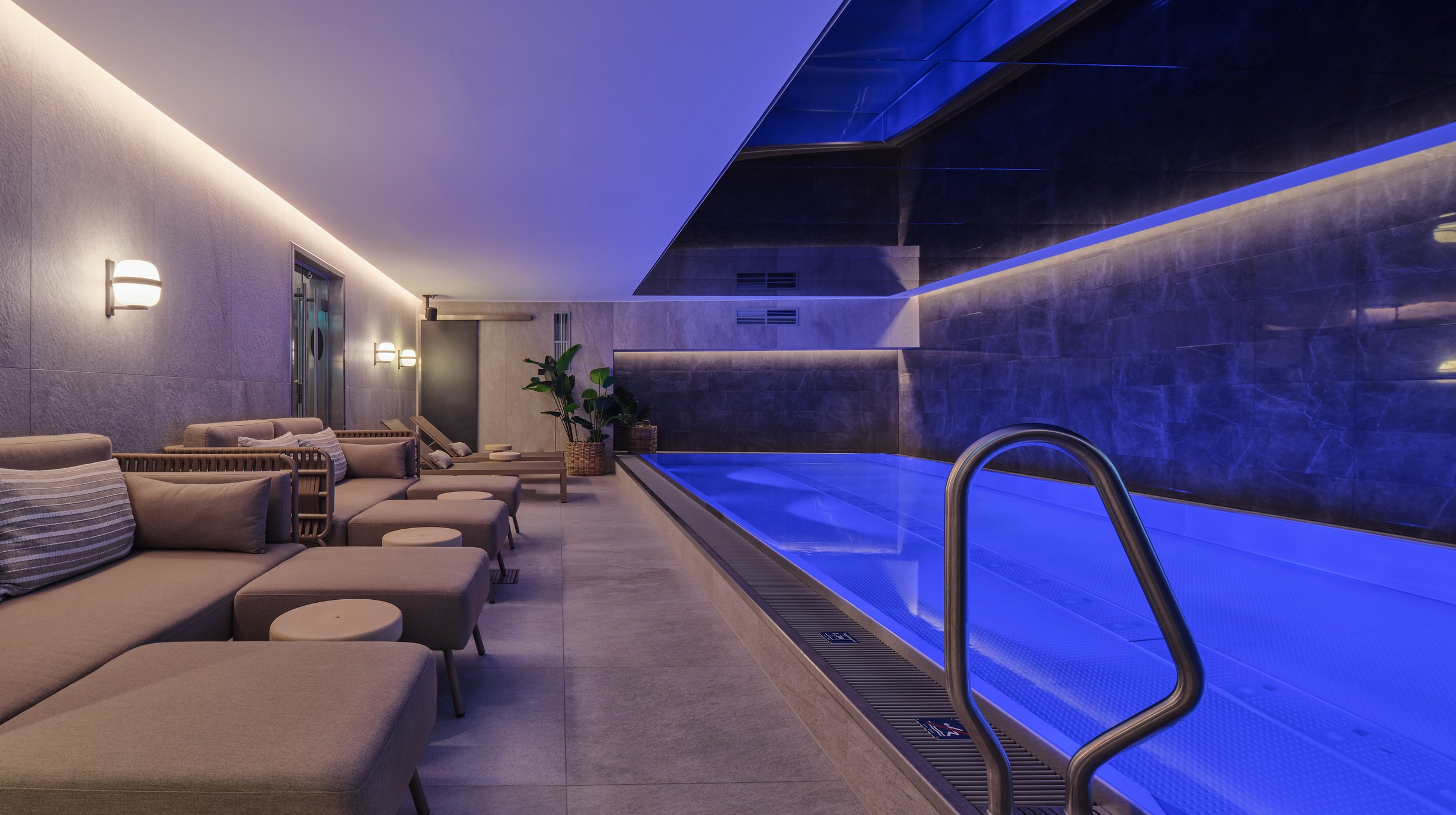 Adina Hotel Wiesbaden binnenzwembad