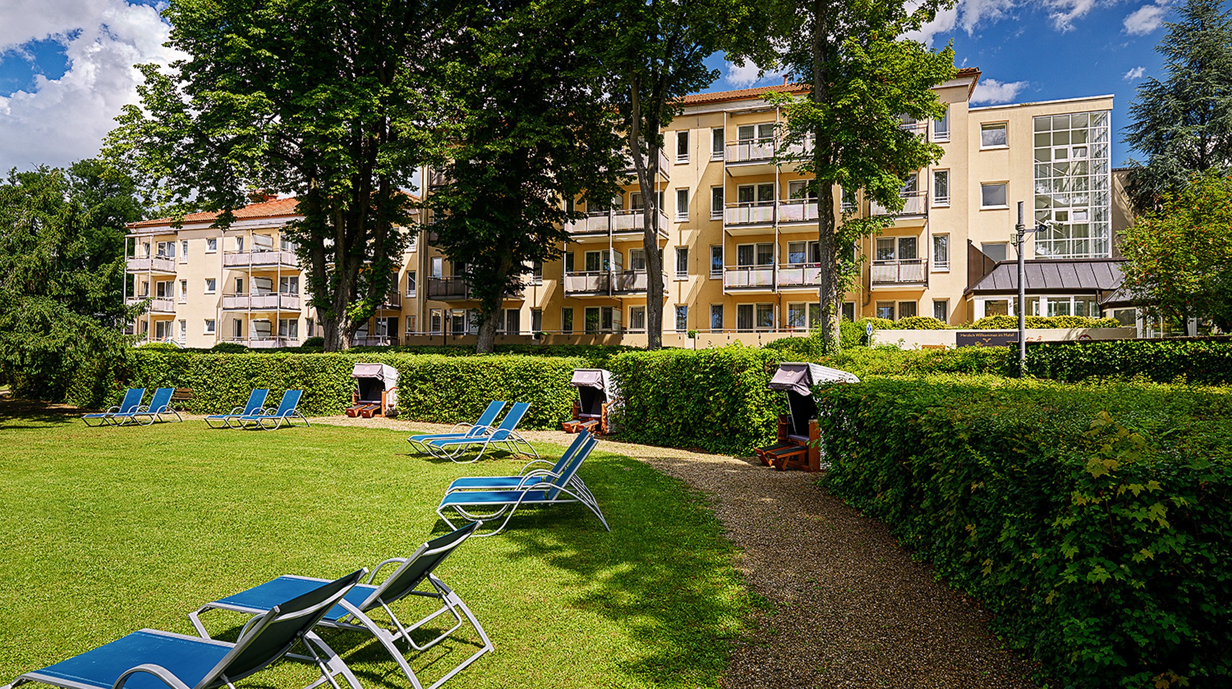 Hotel Kaiserhof Victoria - Gartenflügel - Liegewiese
