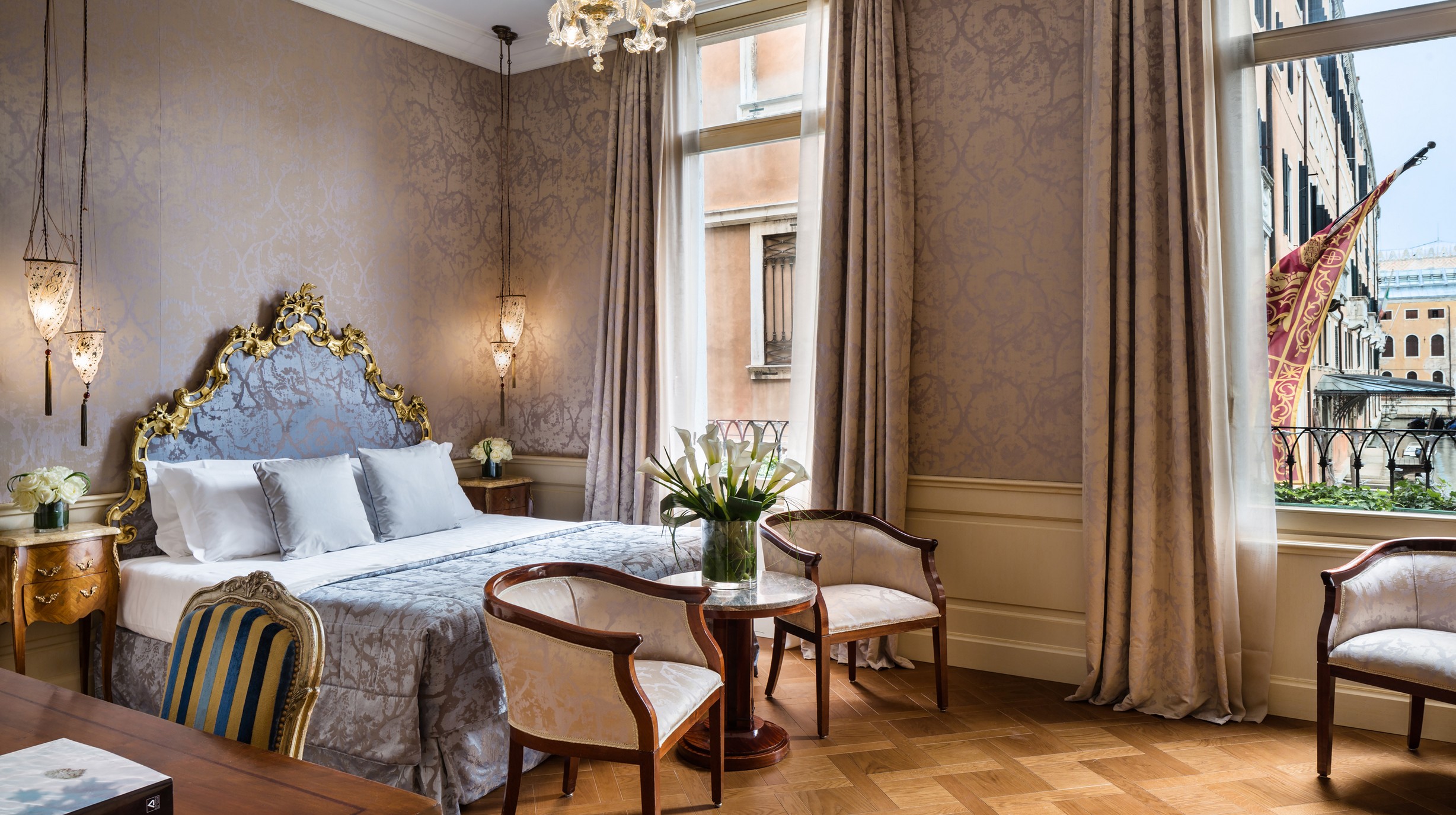 1_Baglioni_Hotel_Luna_Venezia_Deluxe_Room_Bedroom