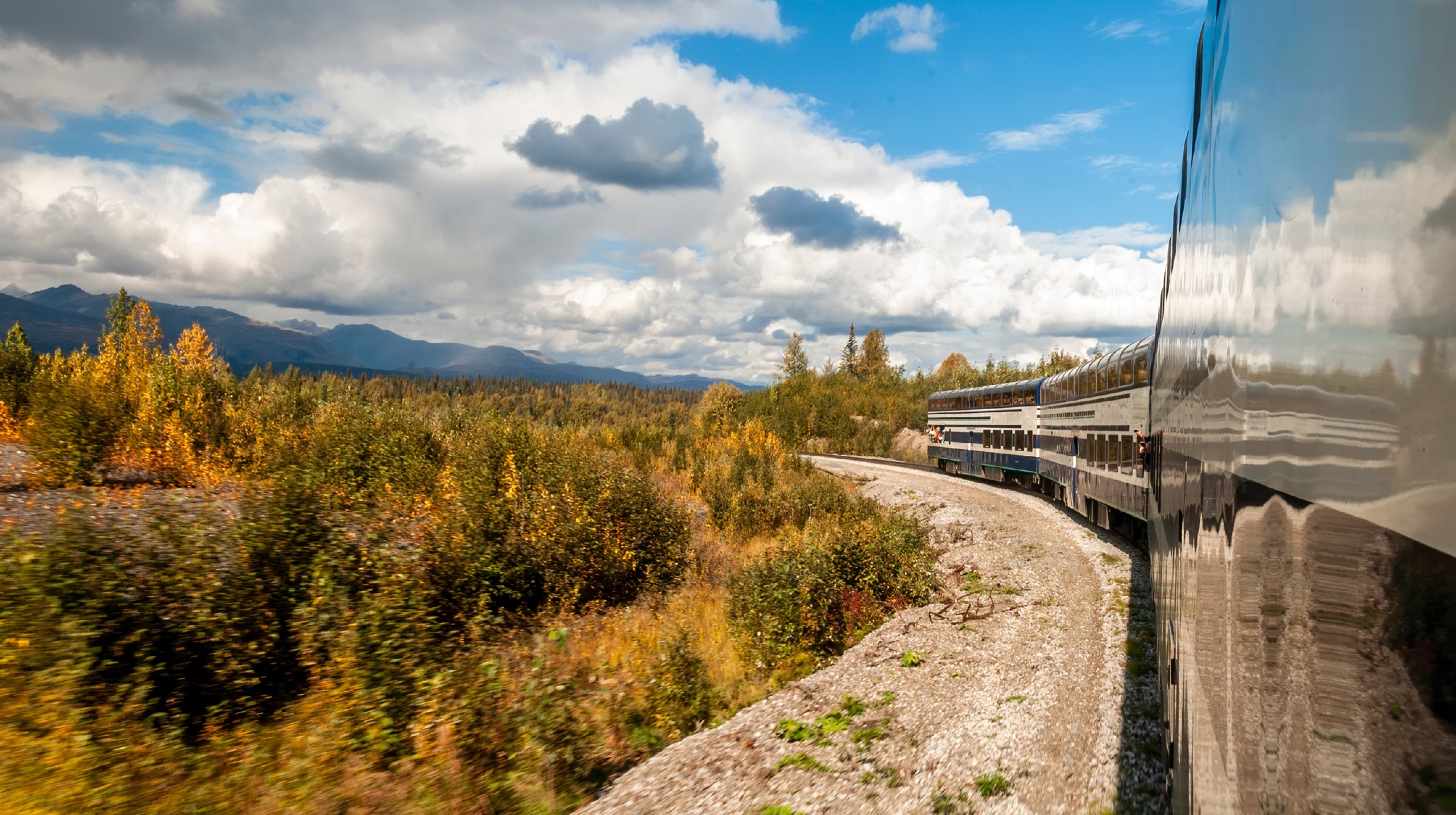 Per trein,  Alaska Railroad en Denali trein, door het ruige landschap van Alaska